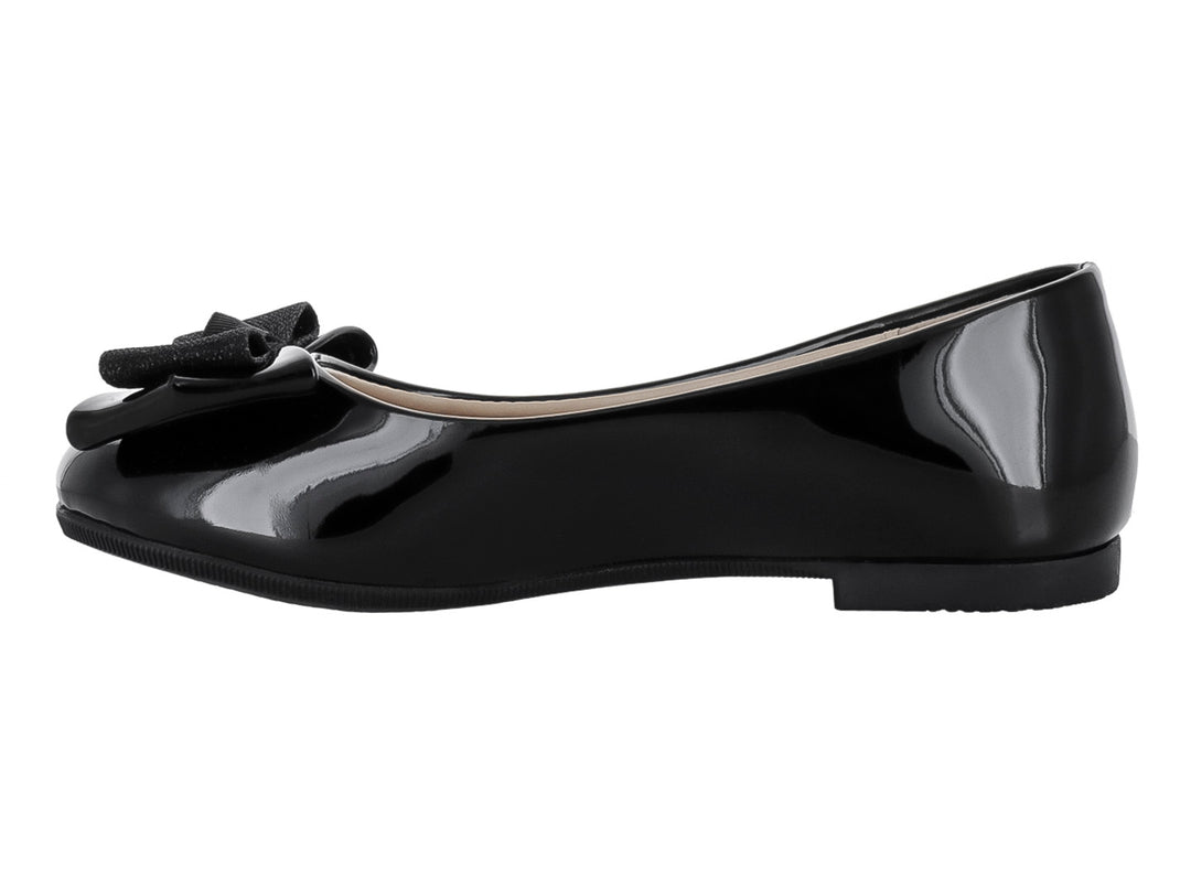Zapato plano negro de charol brillante con un moño decorativo con glitter en la parte frontal.