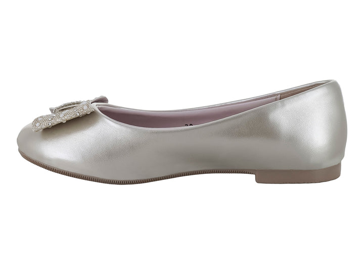 Zapato plano para niña en color plata metalizado con un moño decorado con pedrería brillante en la parte frontal.