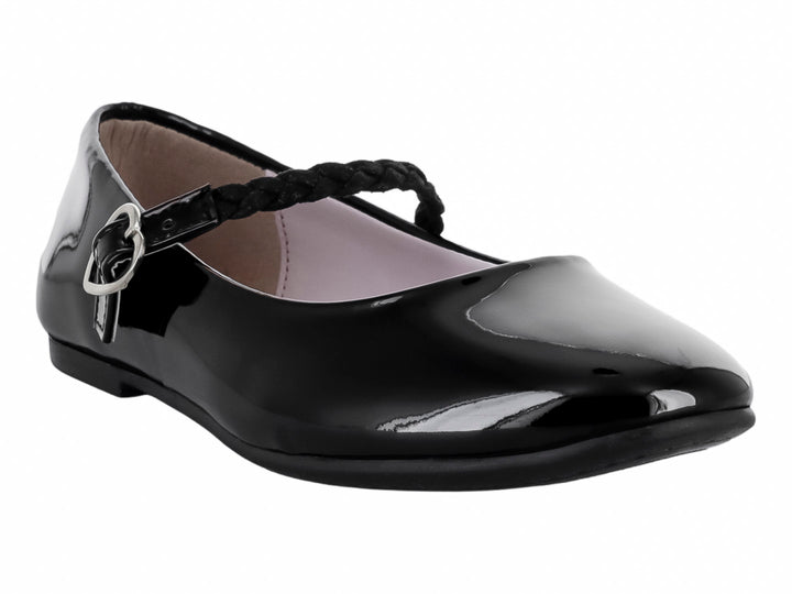 Zapato plano de charol negro para niña con correa trenzada y hebilla plateada.