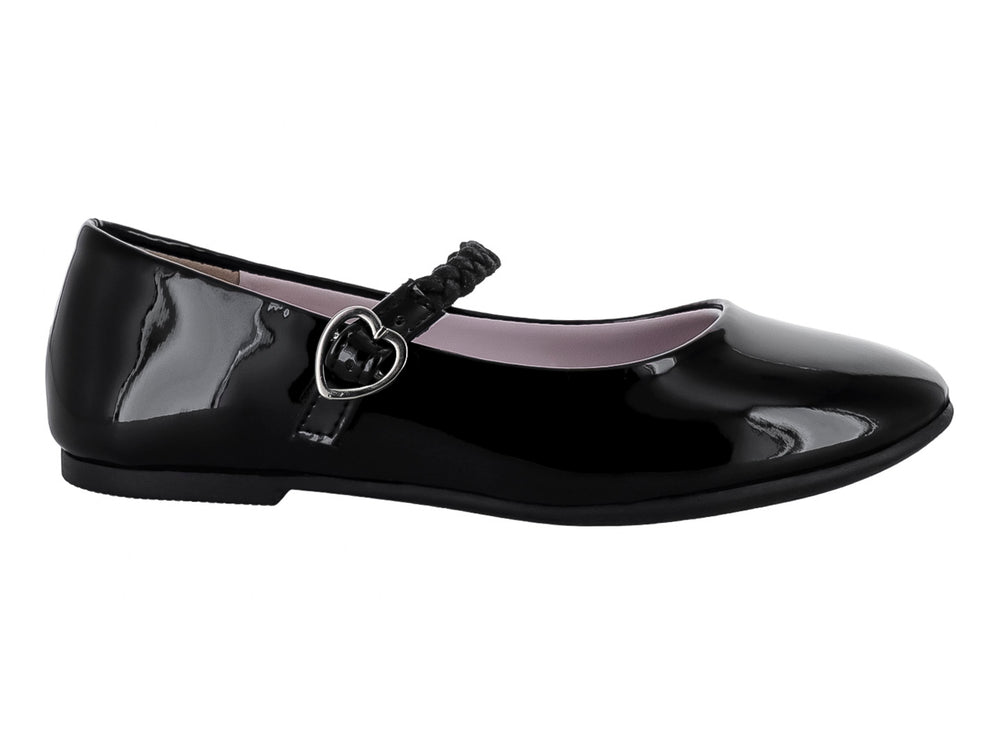 Zapato plano de charol negro para niña con correa trenzada y hebilla plateada.