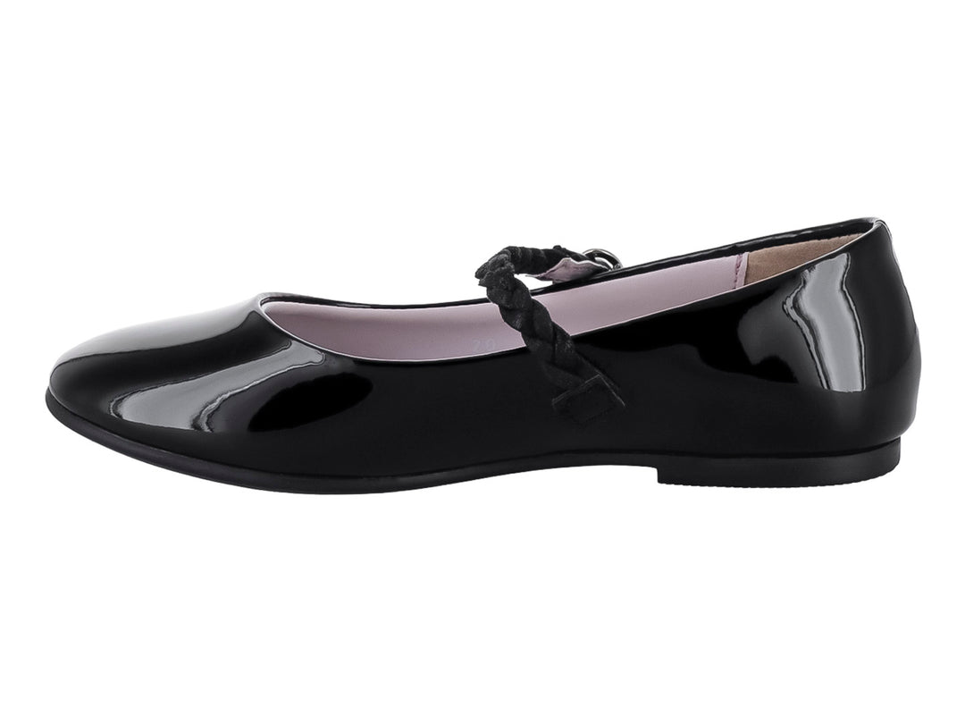 Zapato plano de charol negro para niña con correa trenzada y hebilla plateada.