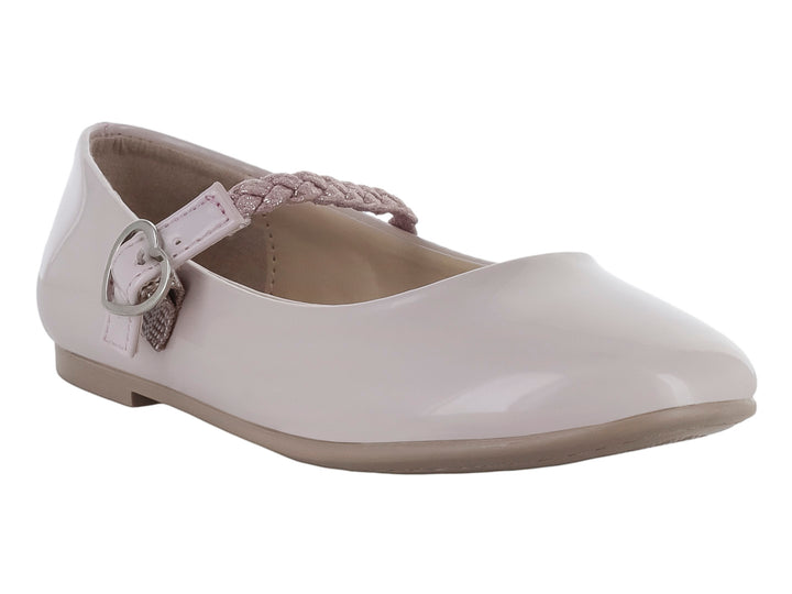 Zapato plano color beige de charol brillante con correa trenzada y hebilla en forma de corazón.