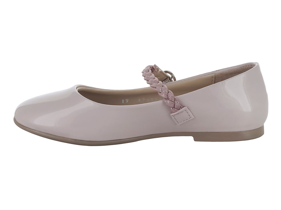 Zapato plano color beige de charol brillante con correa trenzada y hebilla en forma de corazón.
