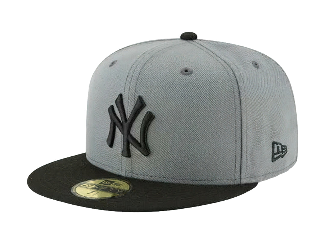 Gorra New Era de color gris con visera plana negra y logotipo bordado de los New York Yankees en el frente.