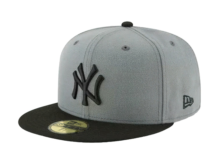 Gorra New Era de color gris con visera plana negra y logotipo bordado de los New York Yankees en el frente.