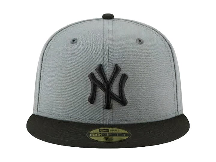 Gorra New Era de color gris con visera plana negra y logotipo bordado de los New York Yankees en el frente.