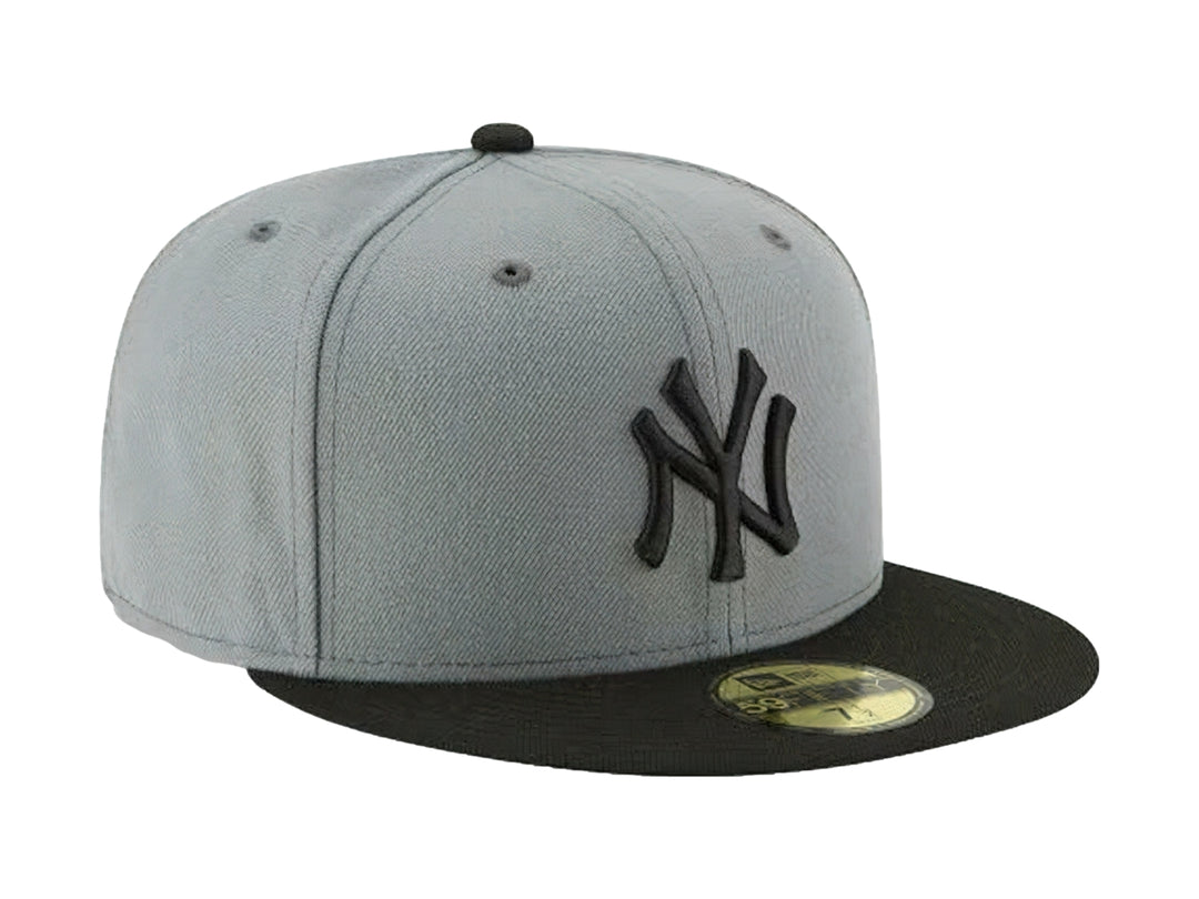 Gorra New Era de color gris con visera plana negra y logotipo bordado de los New York Yankees en el frente.
