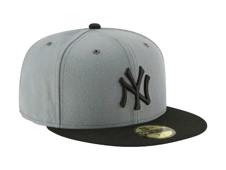 Gorra New Era de color gris con visera plana negra y logotipo bordado de los New York Yankees en el frente.
