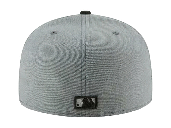 Gorra New Era de color gris con visera plana negra y logotipo bordado de los New York Yankees en el frente.