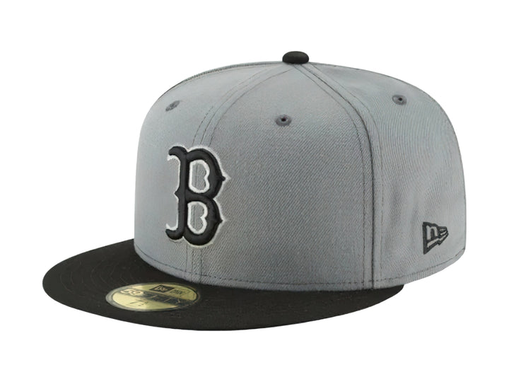Gorra New Era gris con visera negra y logotipo bordado de los Boston Red Sox en el frente.