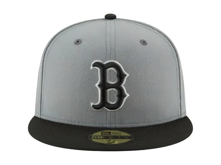 Gorra New Era gris con visera negra y logotipo bordado de los Boston Red Sox en el frente.