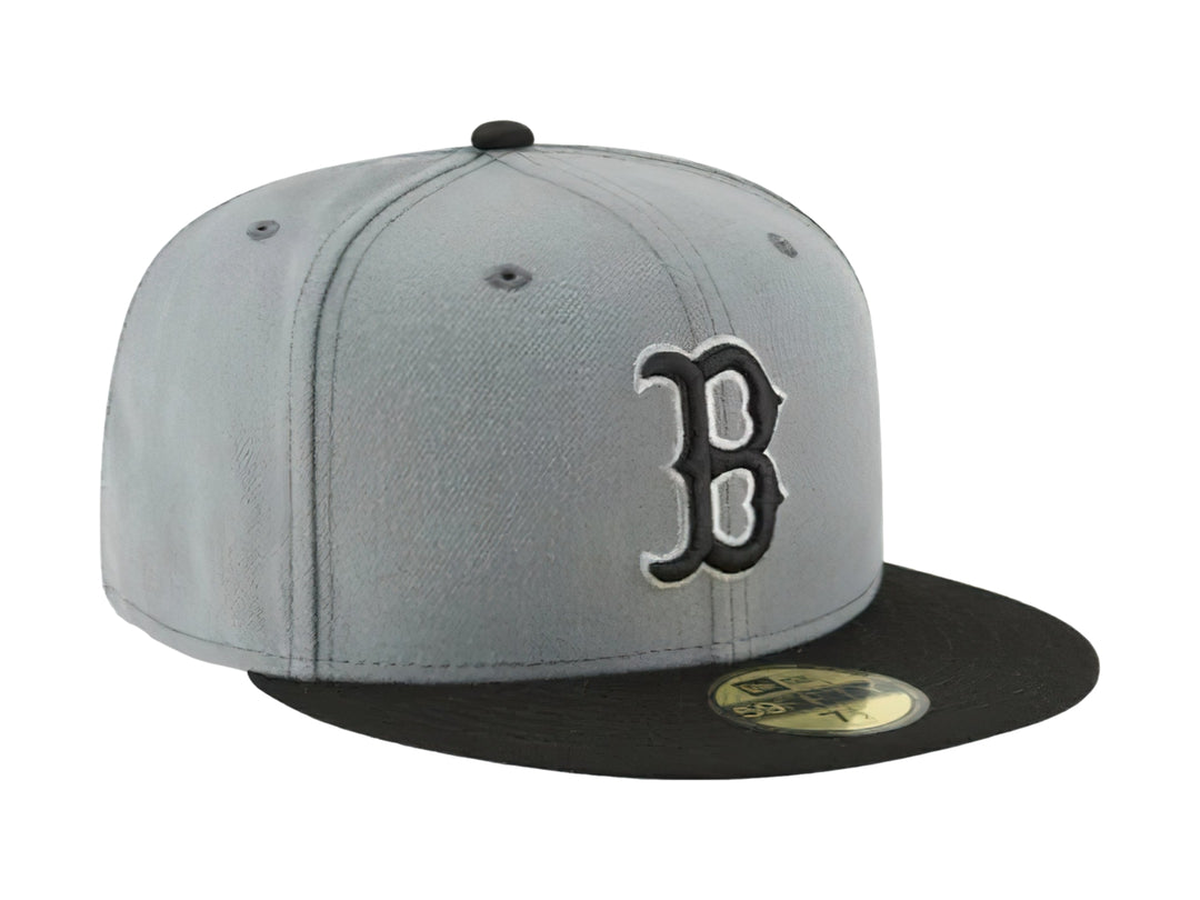 Gorra New Era gris con visera negra y logotipo bordado de los Boston Red Sox en el frente.