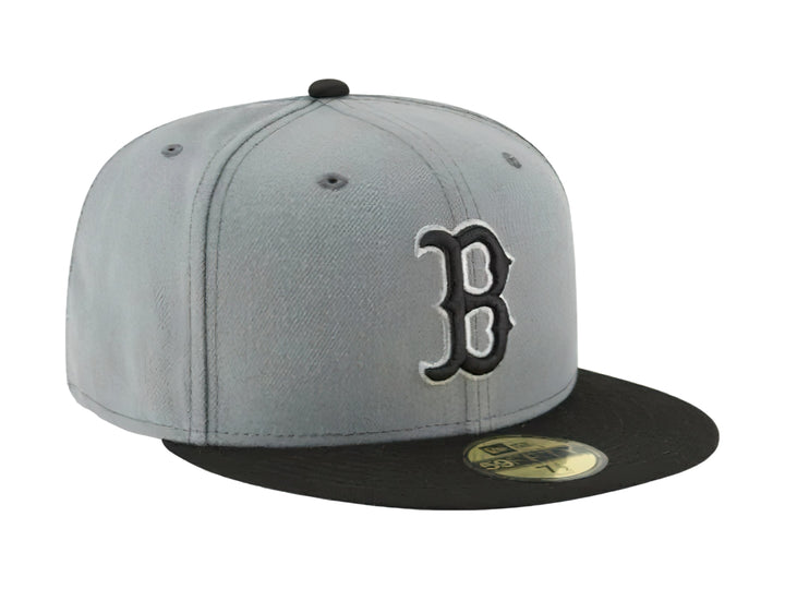 Gorra New Era gris con visera negra y logotipo bordado de los Boston Red Sox en el frente.