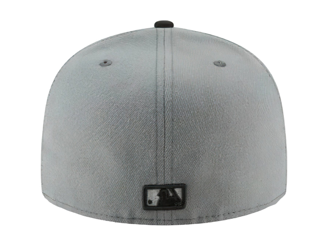 Gorra New Era gris con visera negra y logotipo bordado de los Boston Red Sox en el frente.