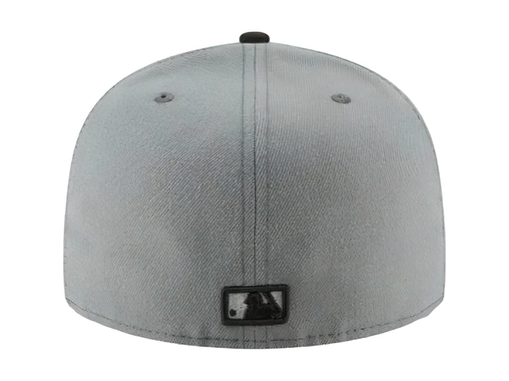 Gorra New Era gris con visera negra y logotipo bordado de los Boston Red Sox en el frente.
