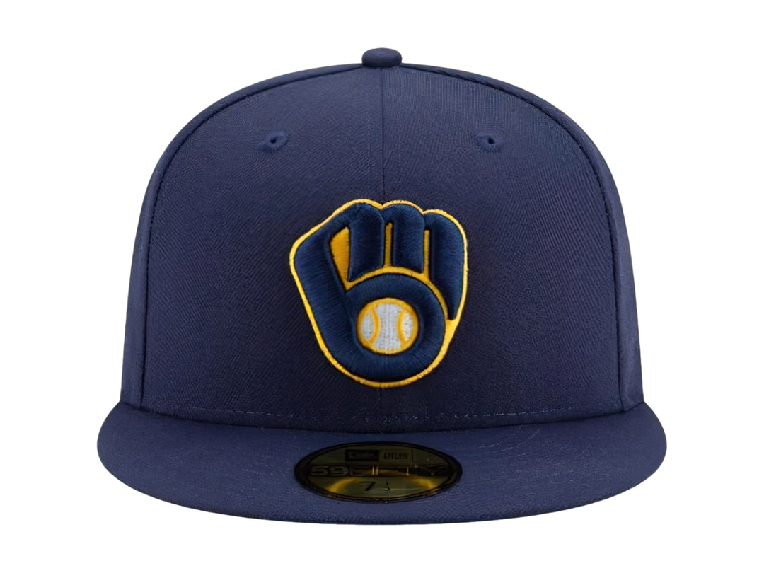 Gorra New Era azul marino con logo bordado en amarillo y blanco en el frente y visera plana.