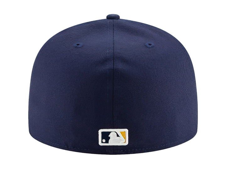 Gorra New Era azul marino con logo bordado en amarillo y blanco en el frente y visera plana.