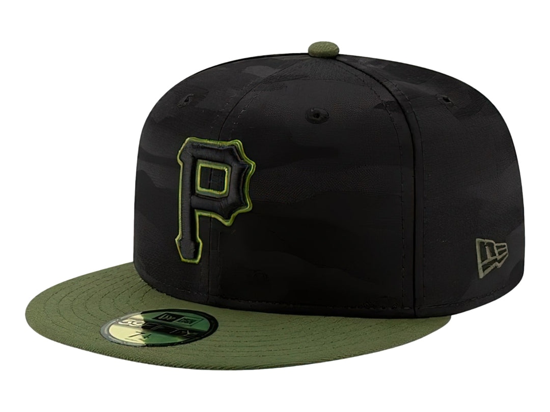 Gorra New Era negra con patrón de camuflaje, visera verde y logo bordado de los Pittsburgh Pirates en el frente.