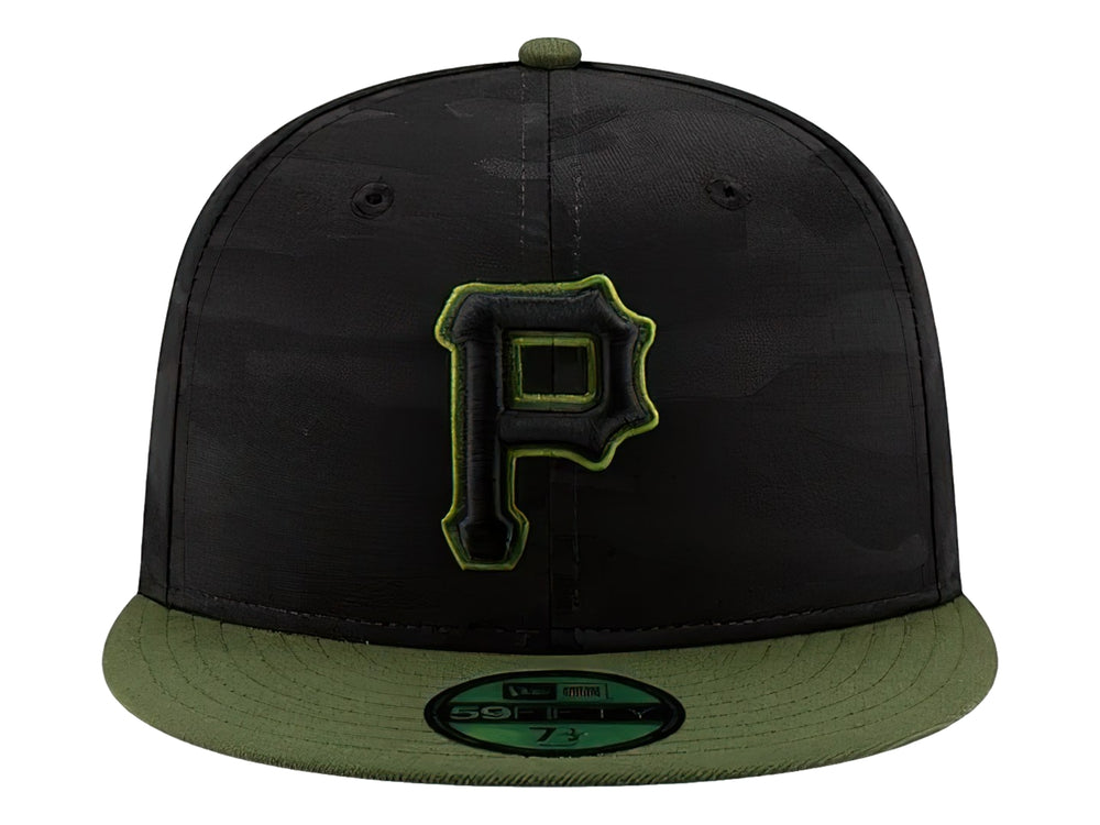 Gorra New Era negra con patrón de camuflaje, visera verde y logo bordado de los Pittsburgh Pirates en el frente.