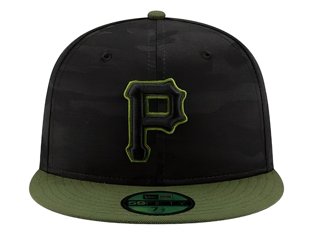 Gorra New Era negra con patrón de camuflaje, visera verde y logo bordado de los Pittsburgh Pirates en el frente.