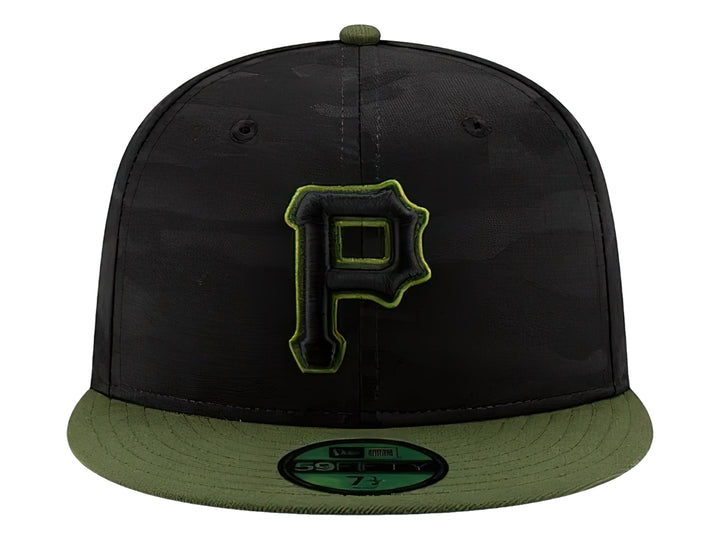 Gorra New Era negra con patrón de camuflaje, visera verde y logo bordado de los Pittsburgh Pirates en el frente.