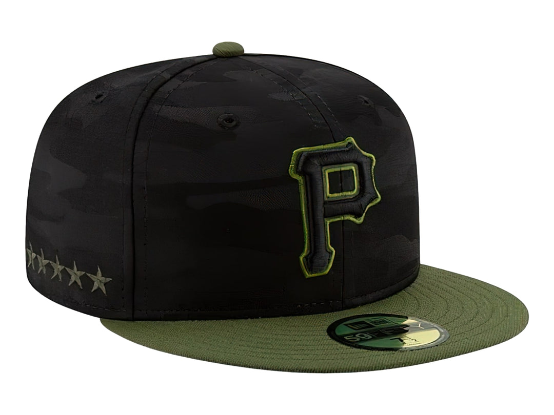 Gorra New Era negra con patrón de camuflaje, visera verde y logo bordado de los Pittsburgh Pirates en el frente.