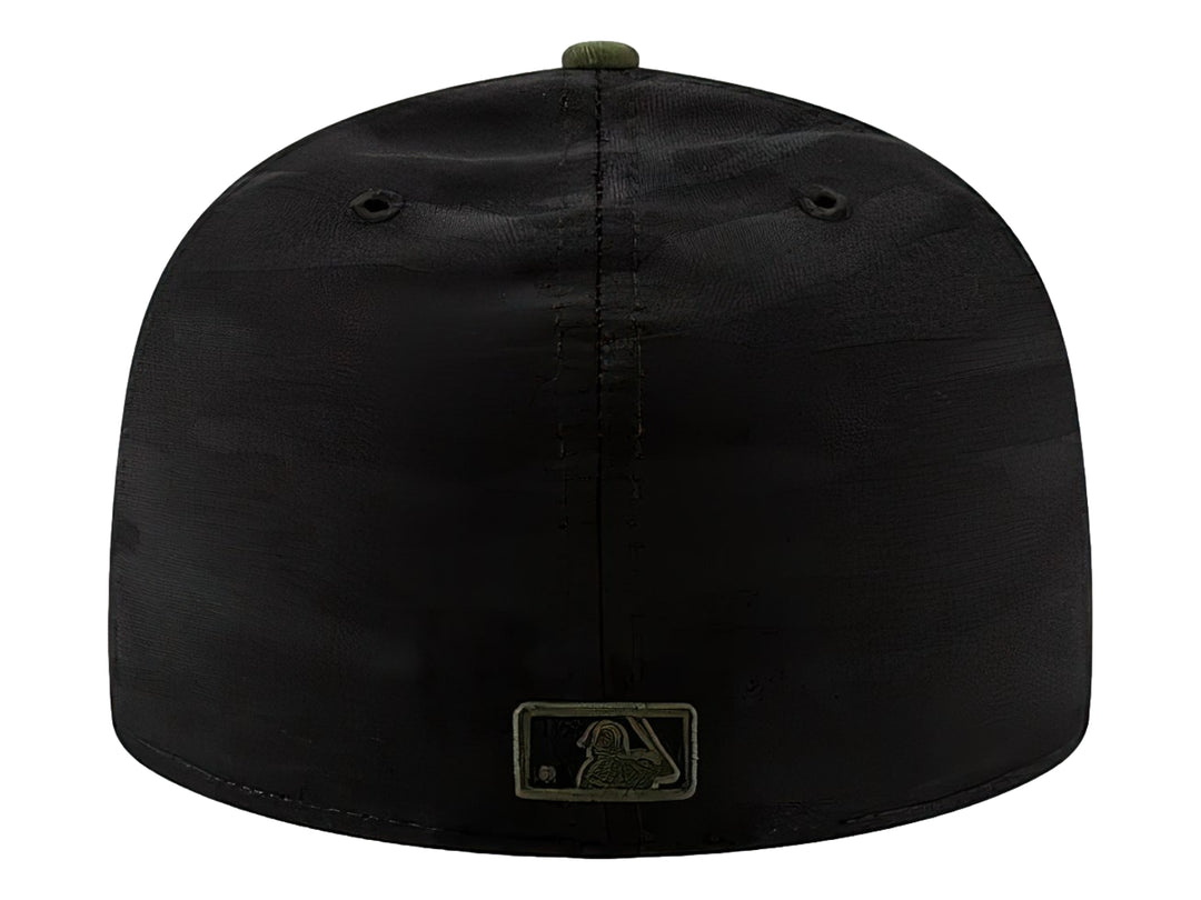 Gorra New Era negra con patrón de camuflaje, visera verde y logo bordado de los Pittsburgh Pirates en el frente.