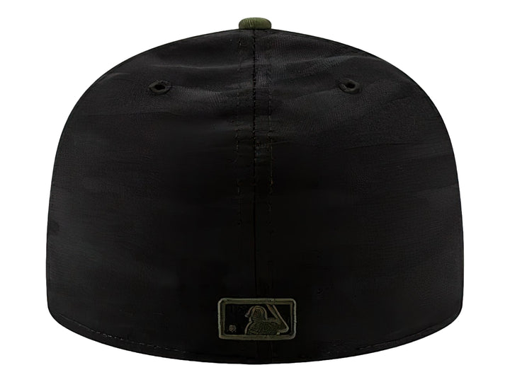 Gorra New Era negra con patrón de camuflaje, visera verde y logo bordado de los Pittsburgh Pirates en el frente.