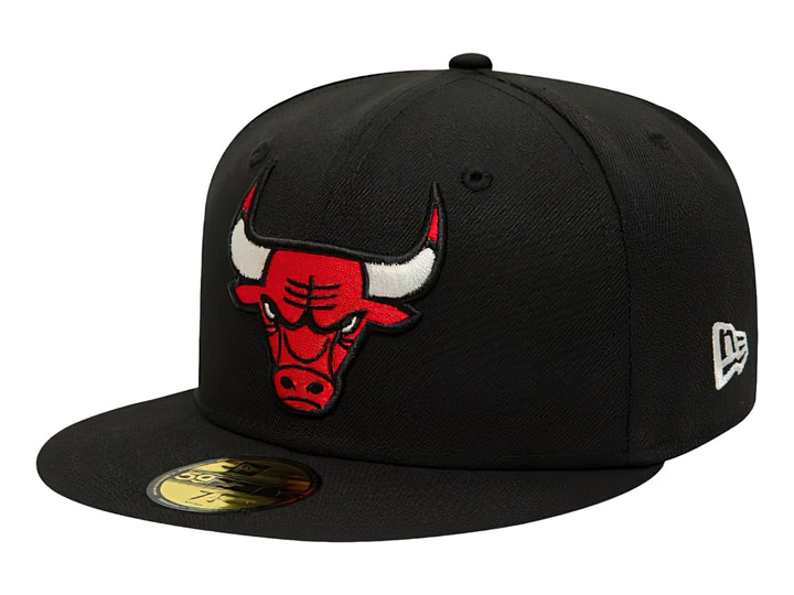 Gorra New Era negra con visera plana y logotipo bordado de los Chicago Bulls en el frente.