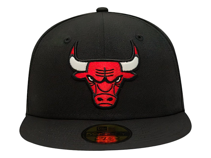 Gorra New Era negra con visera plana y logotipo bordado de los Chicago Bulls en el frente.