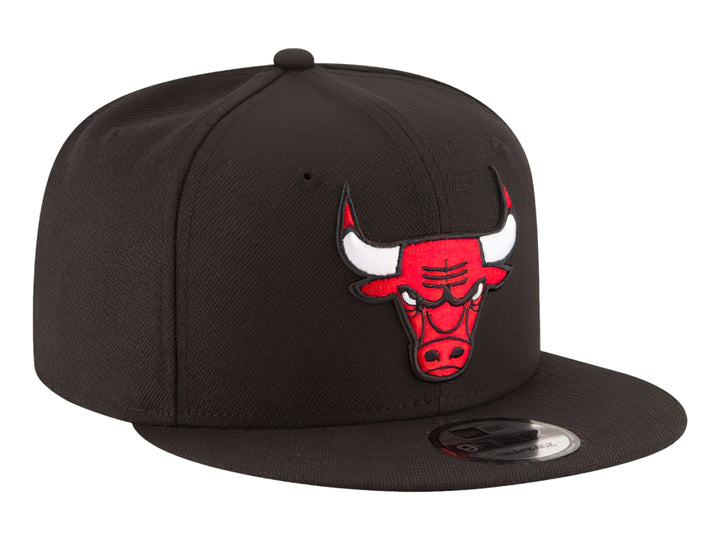 Gorra New Era negra con visera plana y logotipo bordado de los Chicago Bulls en el frente.