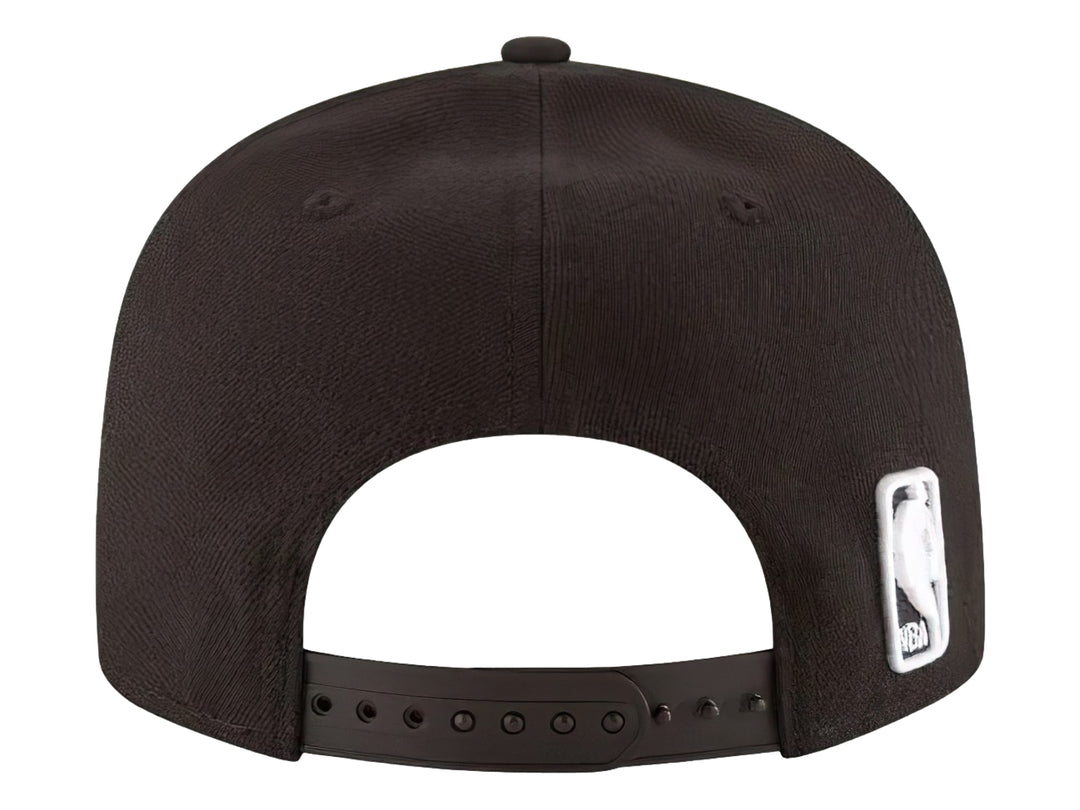 Gorra New Era negra con visera plana y logotipo bordado de los Chicago Bulls en el frente.