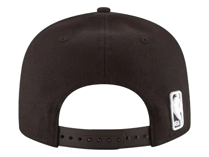 Gorra New Era negra con visera plana y logotipo bordado de los Chicago Bulls en el frente.