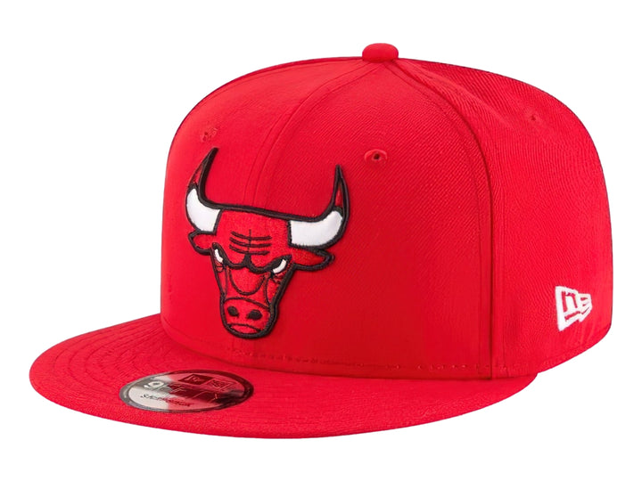 Gorra roja New Era de los Chicago Bulls con visera plana y logo bordado en el frente.