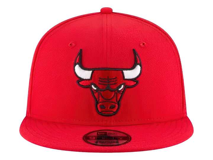 Gorra roja New Era de los Chicago Bulls con visera plana y logo bordado en el frente.