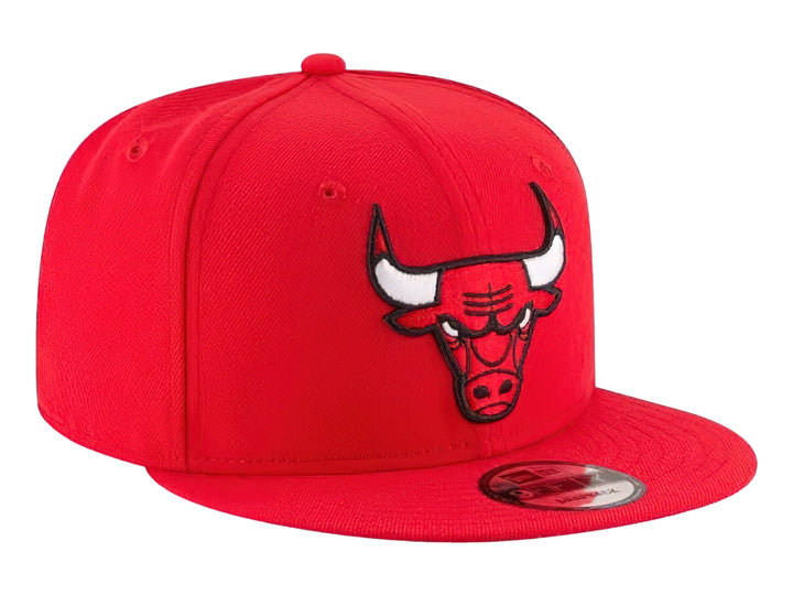 Gorra roja New Era de los Chicago Bulls con visera plana y logo bordado en el frente.