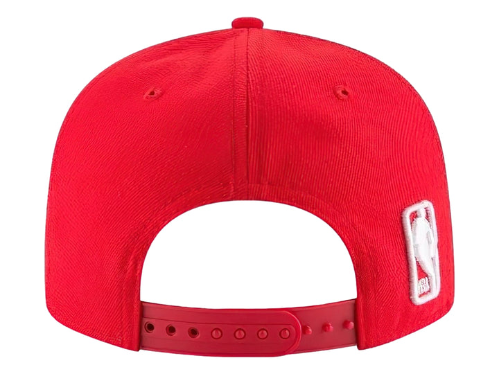 Gorra roja New Era de los Chicago Bulls con visera plana y logo bordado en el frente.