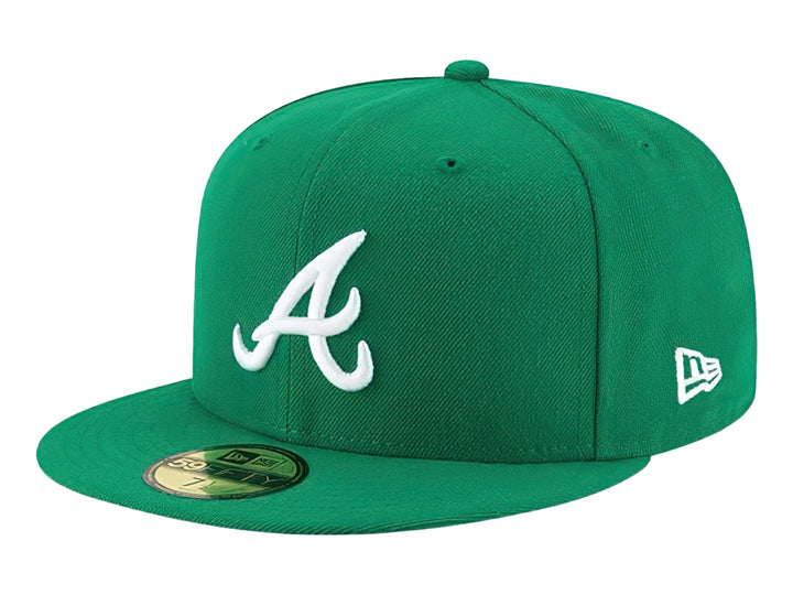 Gorra de béisbol New Era color verde con logotipo blanco bordado al frente y visera plana.