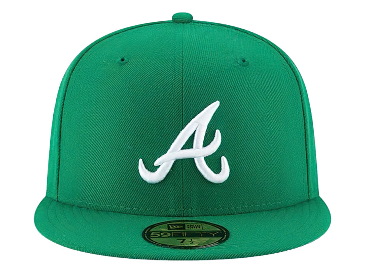 Gorra de béisbol New Era color verde con logotipo blanco bordado al frente y visera plana.