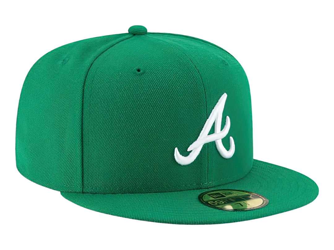 Gorra de béisbol New Era color verde con logotipo blanco bordado al frente y visera plana.