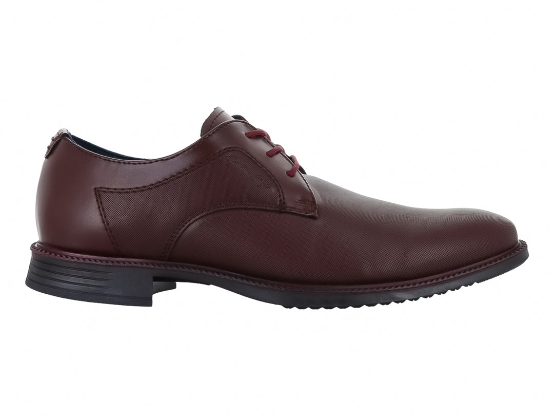 Zapato de cuero color burgundy con agujetas y suela negra.