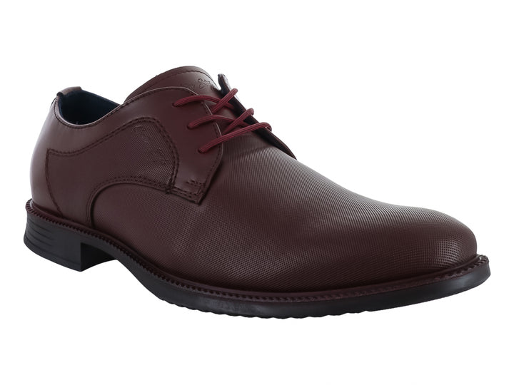 Zapato de cuero color burgundy con agujetas y suela negra.