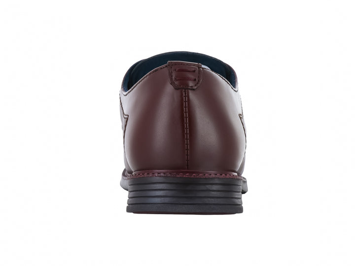Zapato de cuero color burgundy con agujetas y suela negra.