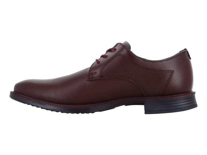 Zapato de cuero color burgundy con agujetas y suela negra.