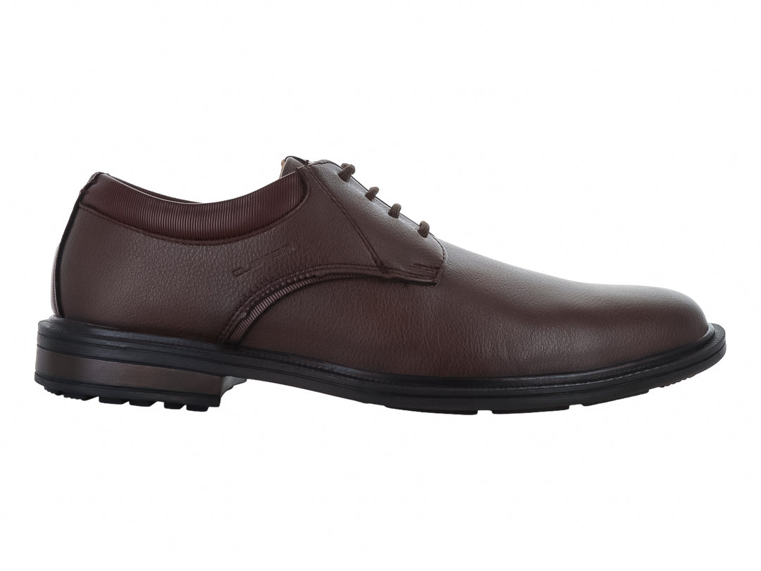 Zapato casual para hombre de cuero color canela con cordones y suela negra.
