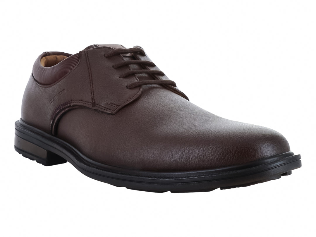 Zapato casual para hombre de cuero color canela con cordones y suela negra.
