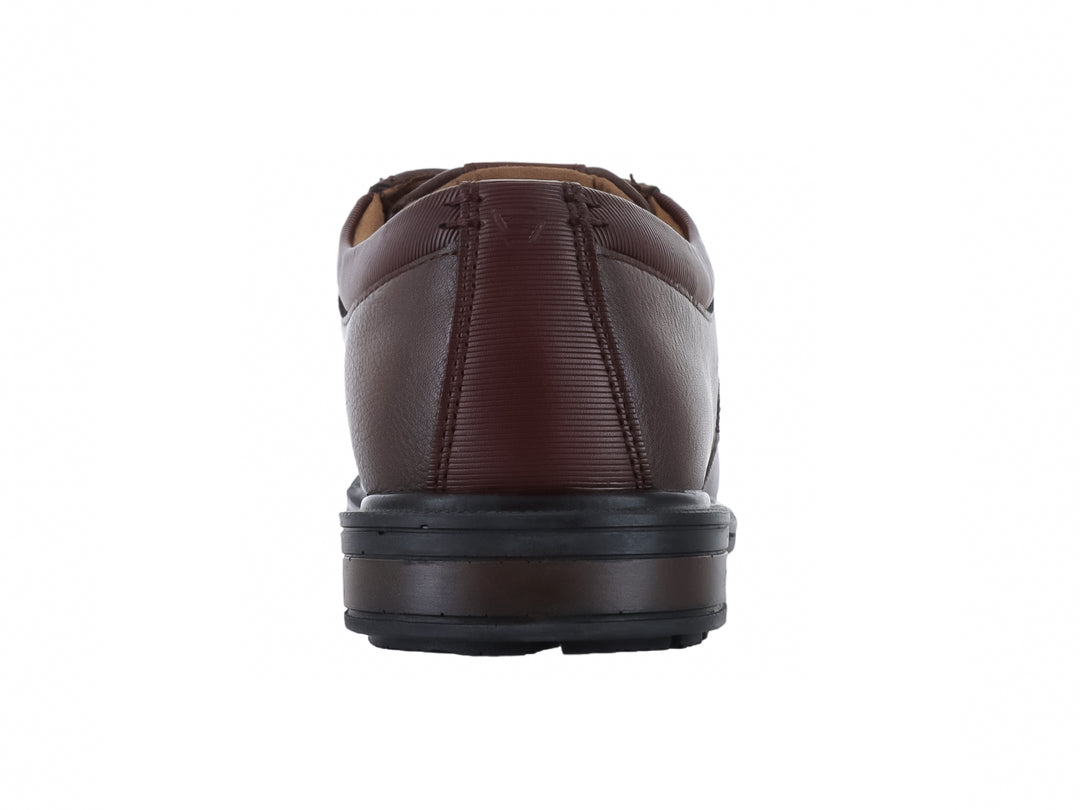 Zapato casual para hombre de cuero color canela con cordones y suela negra.