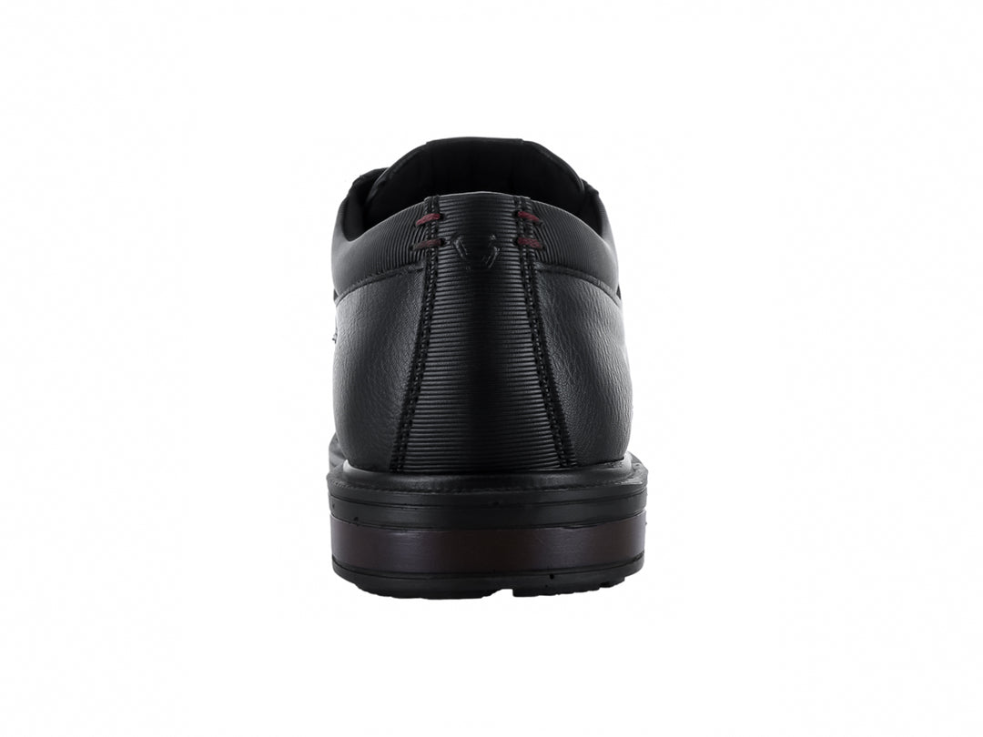 Zapato formal negro de cuero con cordones y suela oscura.