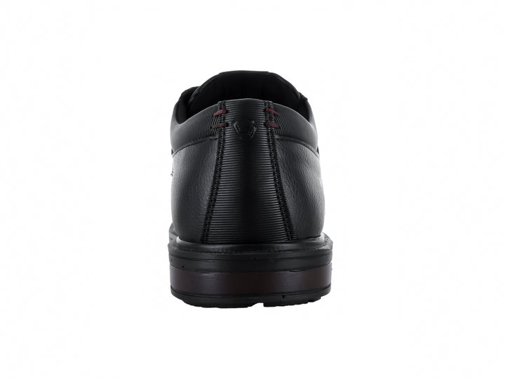 Zapato formal negro de cuero con cordones y suela oscura.