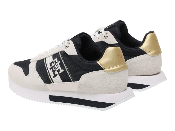 Tenis Tommy Hilfiger Runner en color blanco y azul marino con detalle dorado en el talón.
